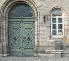 Foto des Eingangsbereichs der Staatsanwaltschaft mit Briefkasten