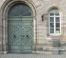 Foto des Eingangsbereichs der Staatsanwaltschaft mit Briefkasten
