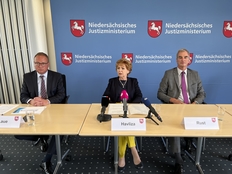 Pressekonferenz am 05.07.2022 anlässlich des Jahresberichts der ZHIN (Foto zeigt von links nach rechts: Oberstaatsanwalt Laue, Justizministerin Havlitza und Generalstaatsanwalt Rust)