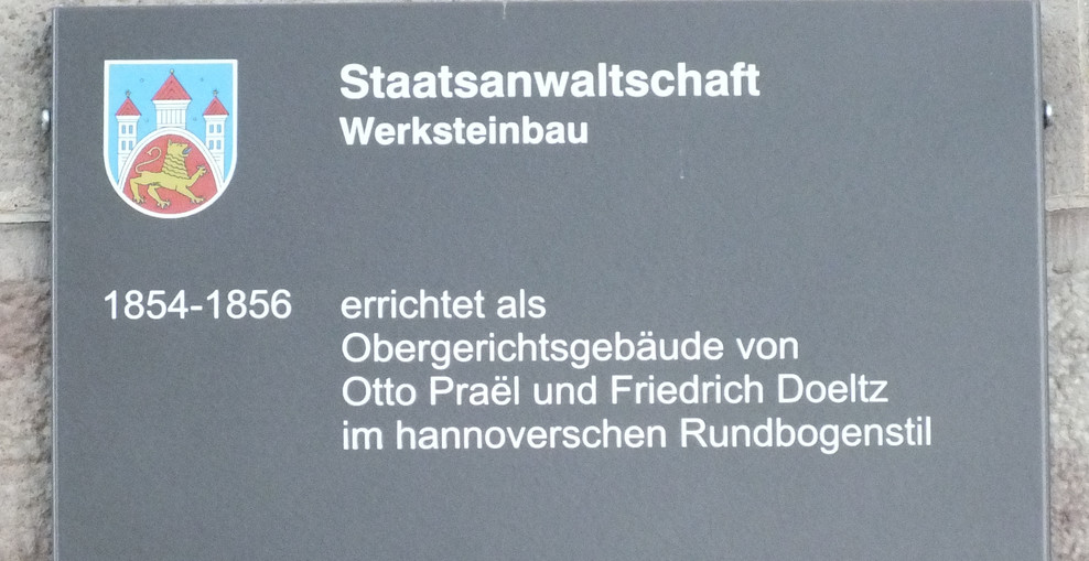 Schild der Staatsanwaltschaft mit Hinweis auf historischen Ursprung des Gebäudes